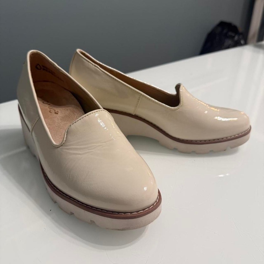 Vionic Willa Wedge Loafer – Cream Patent Leather Comfort Shoes Size 8